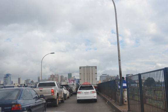 Cruzando a Ponte da Amizade, com os prédios de Ciudad de Leste (Paraguai) ao fundo